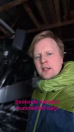 12 minus og strålende forhold i bakken. Mariola og Roar har nybakte kaker i kafeen og livet smiler til alt og alle i Hummelfjell!